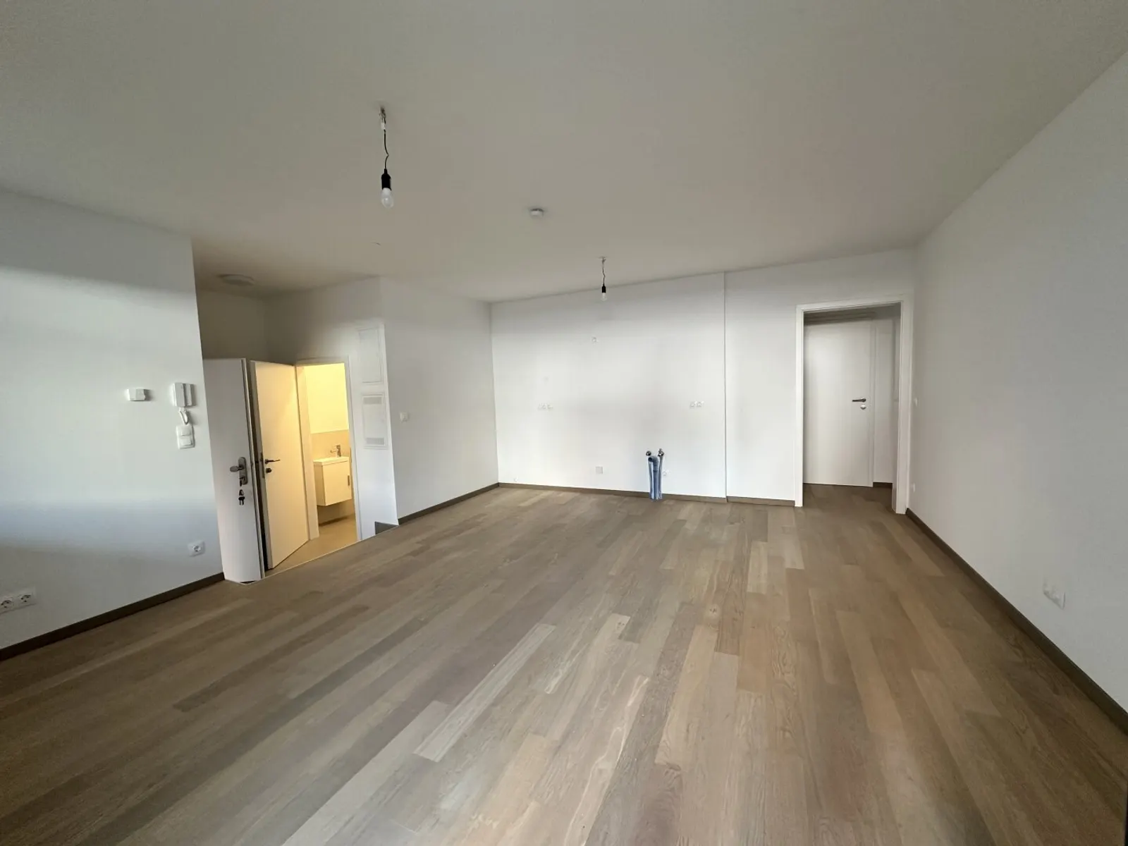 Airbnb possibility - new building - garden apartment on Kutschkermarkt - garage parking space optional - 7/8