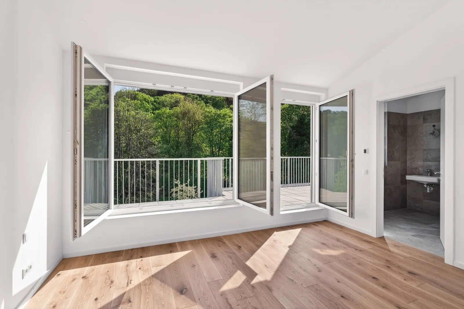 Green, spacious, upscale - 4-bedroom dream with a forest panorama - 7/8
