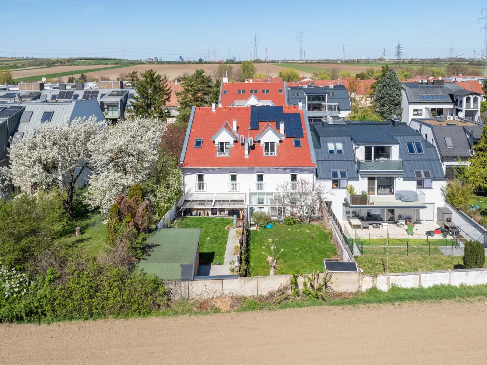 Moderne 5-Zimmer-Wohnung mit Garten, Outdoorbereich und Stellplatz