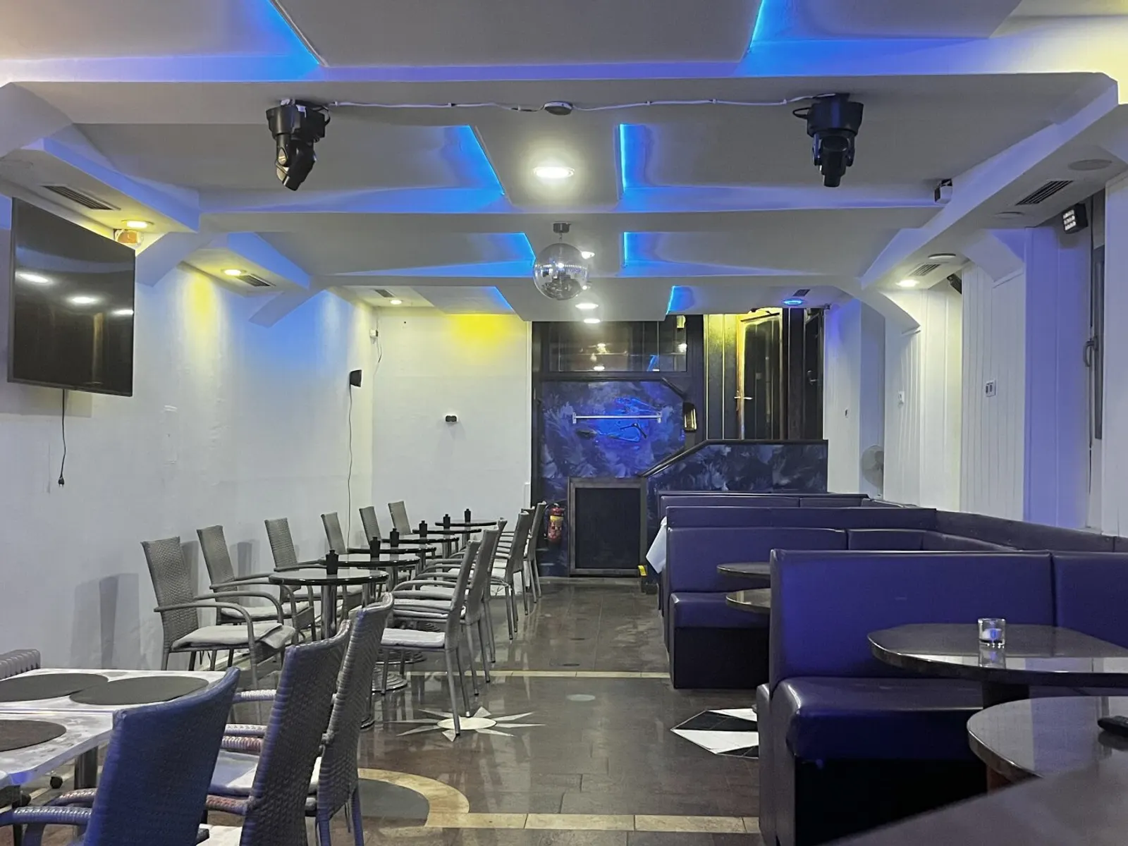Restaurant with ventilation. 2 bar areas possible - 6/8