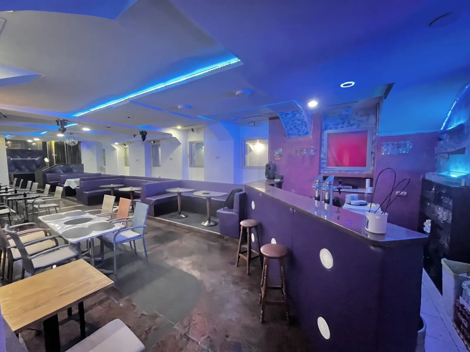 Restaurant with ventilation. 2 bar areas possible - 7/8
