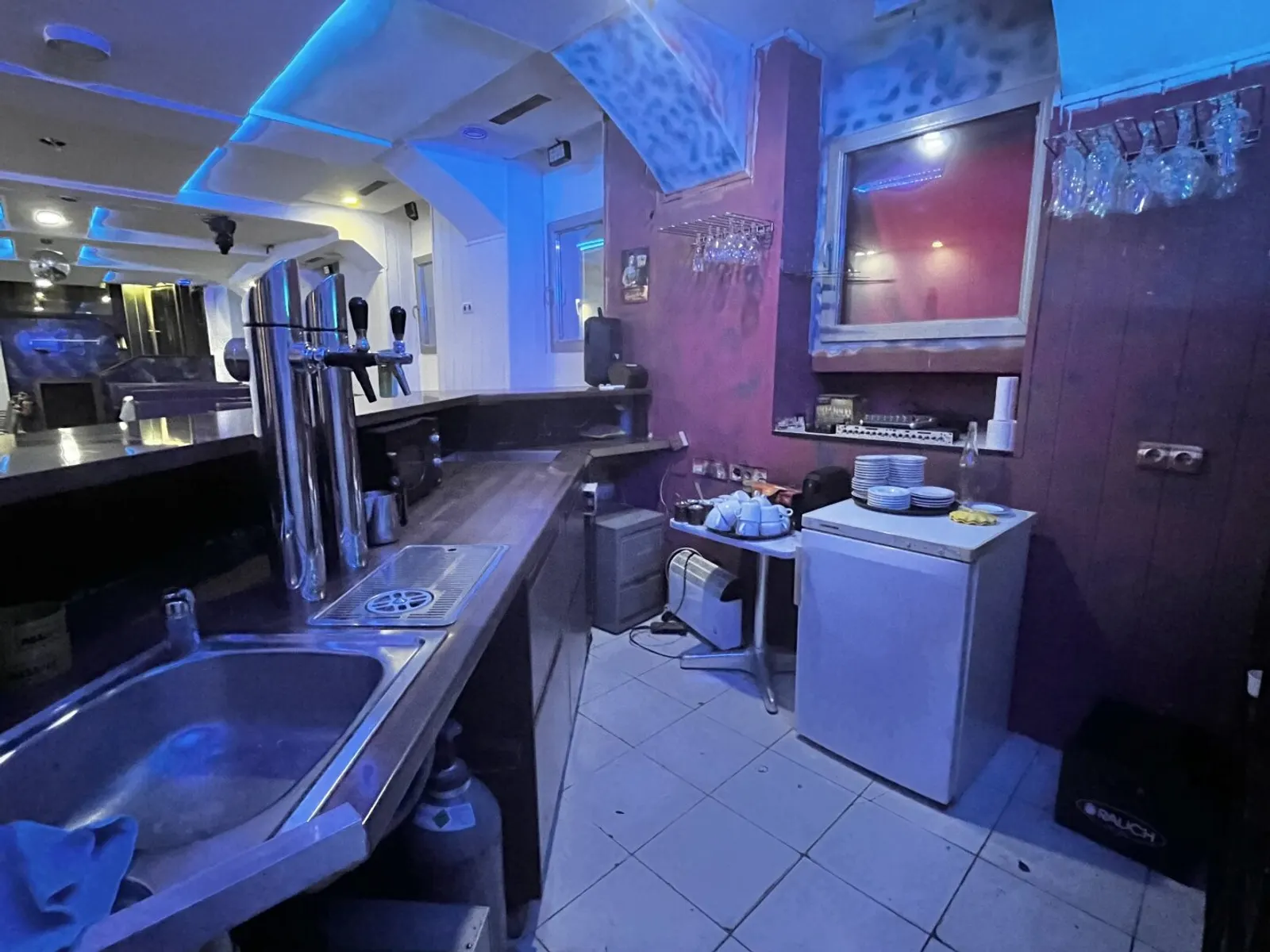 Restaurant with ventilation. 2 bar areas possible - 8/8