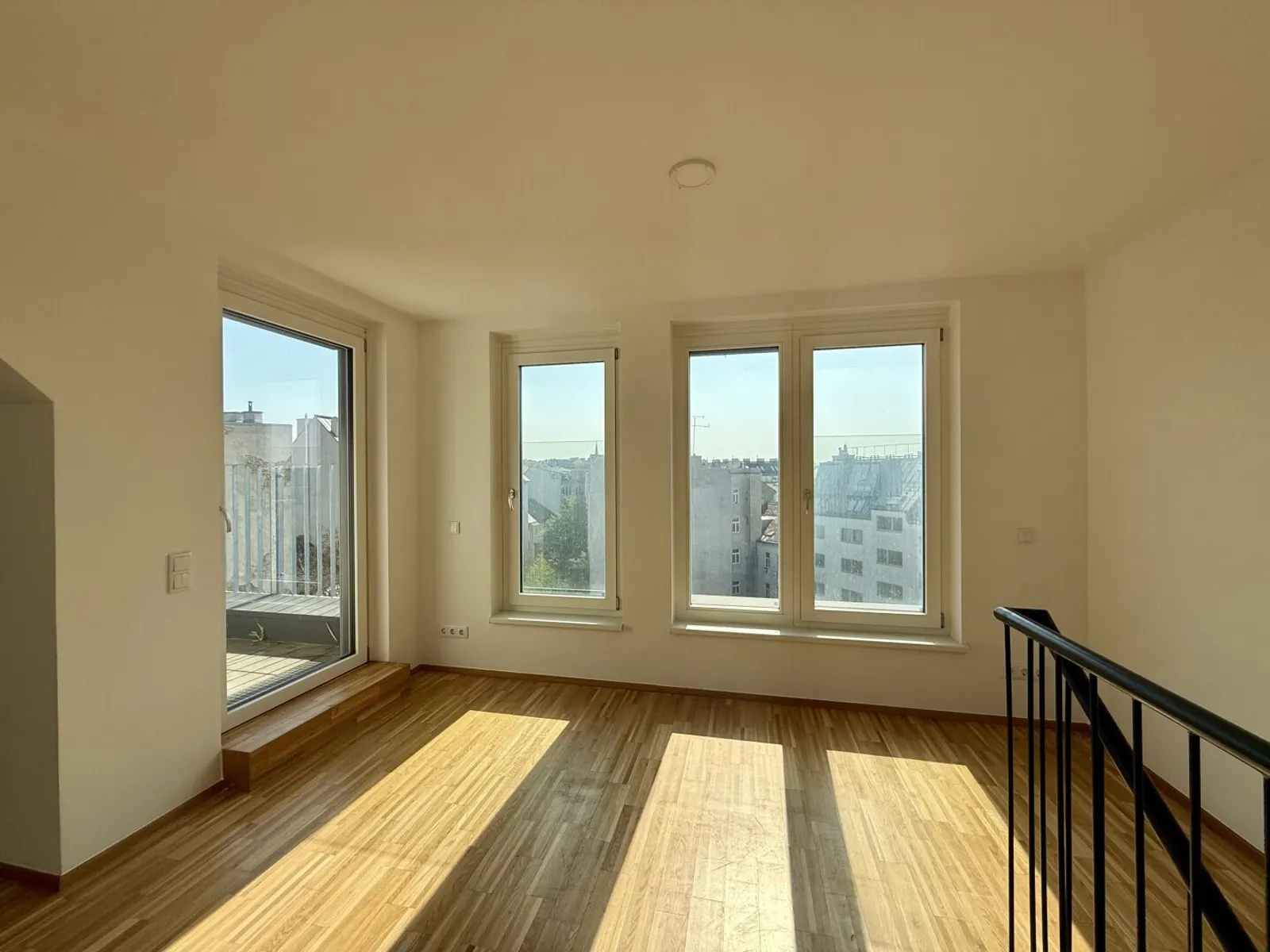 Helle Maisonette-Dachgeschosswohnung mit 2 Terrassen & Klima I Nähe U3