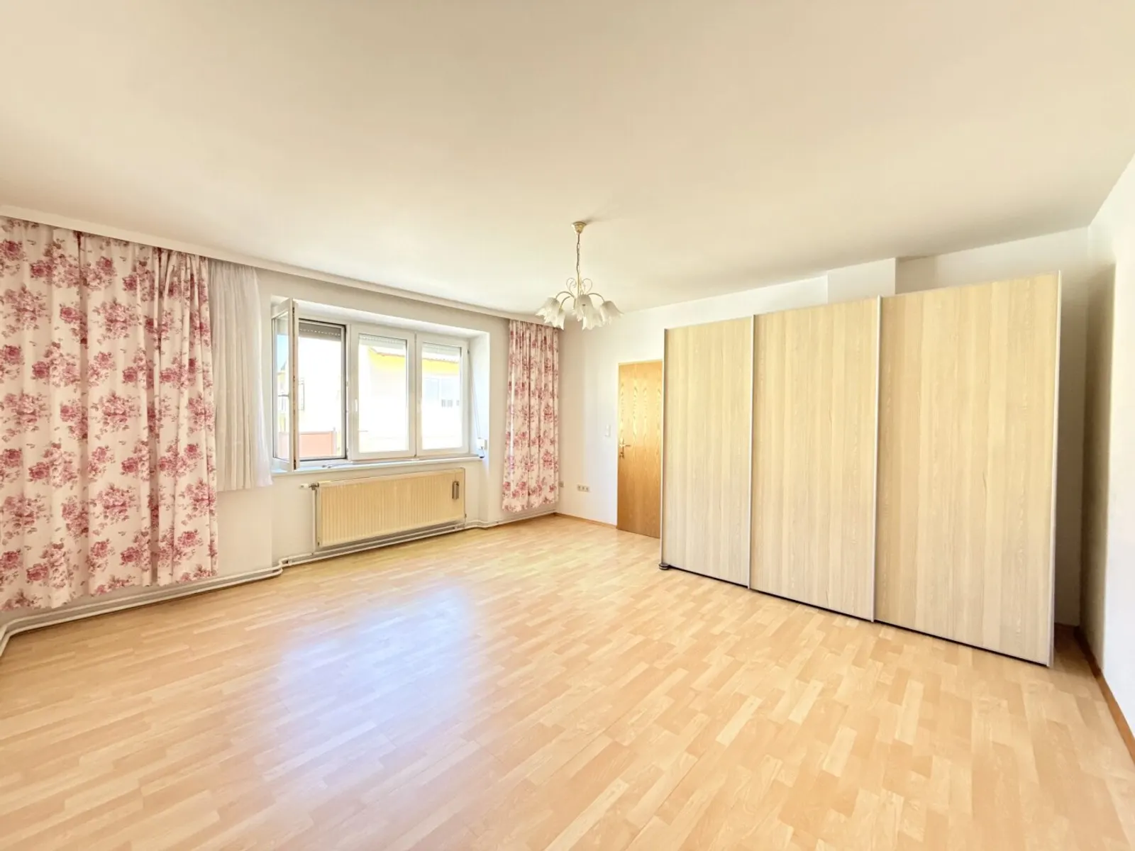 Between vineyards and Lake Neusiedl - spacious house with 2 residential units, inner courtyard and lots of usable space - 6/8