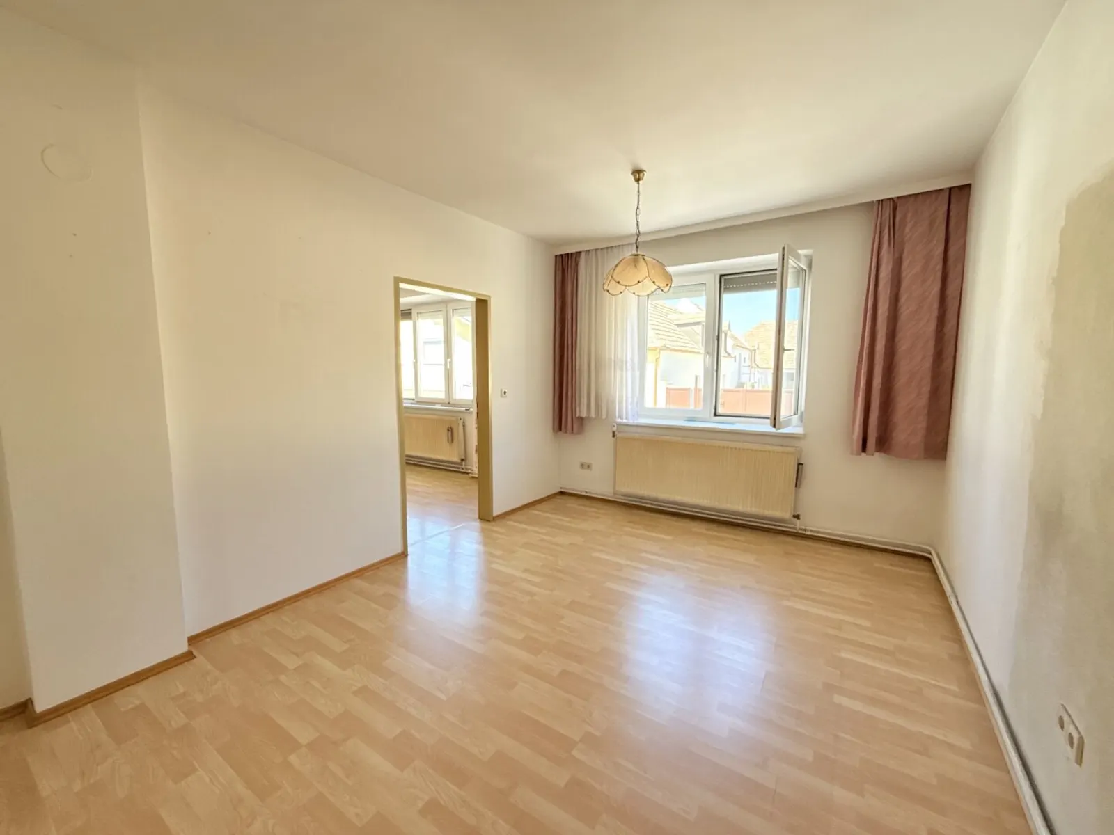 Between vineyards and Lake Neusiedl - spacious house with 2 residential units, inner courtyard and lots of usable space - 7/8
