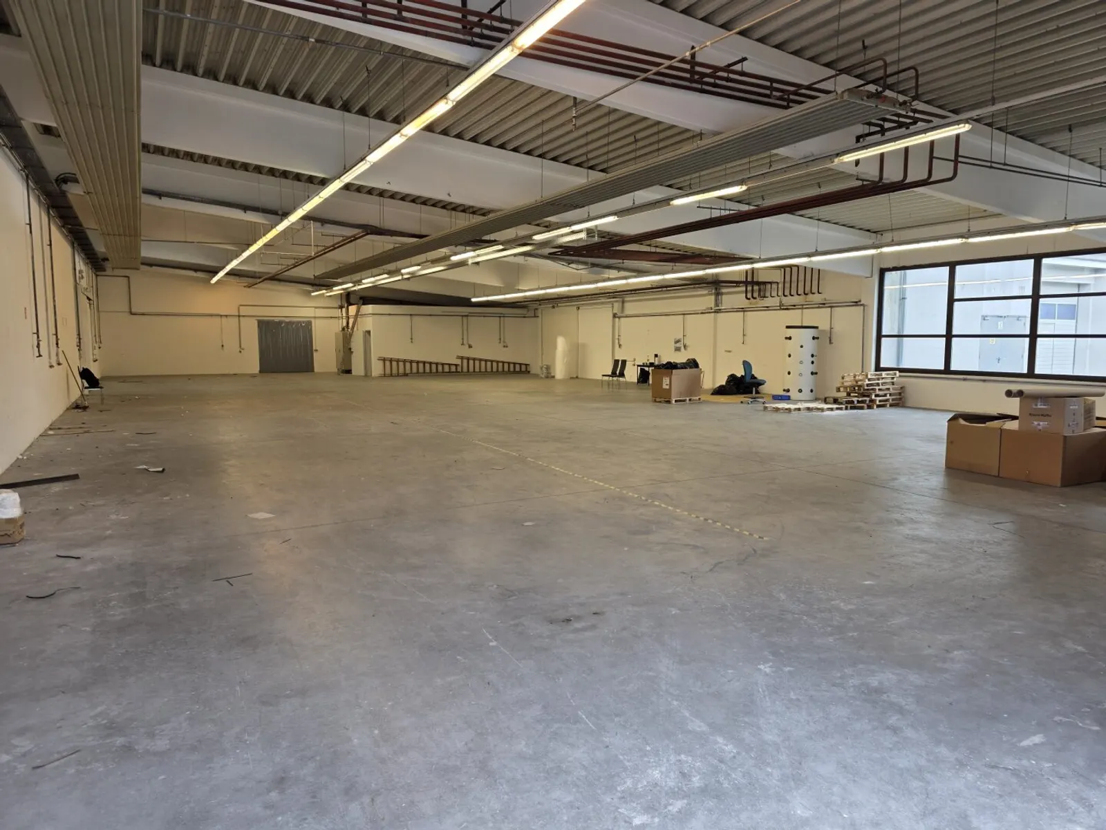 Lagerhalle / Produktionshalle mit 6 m Hallenhöhe, Verladerampe und 24/7-Zufahrt zu vermieten