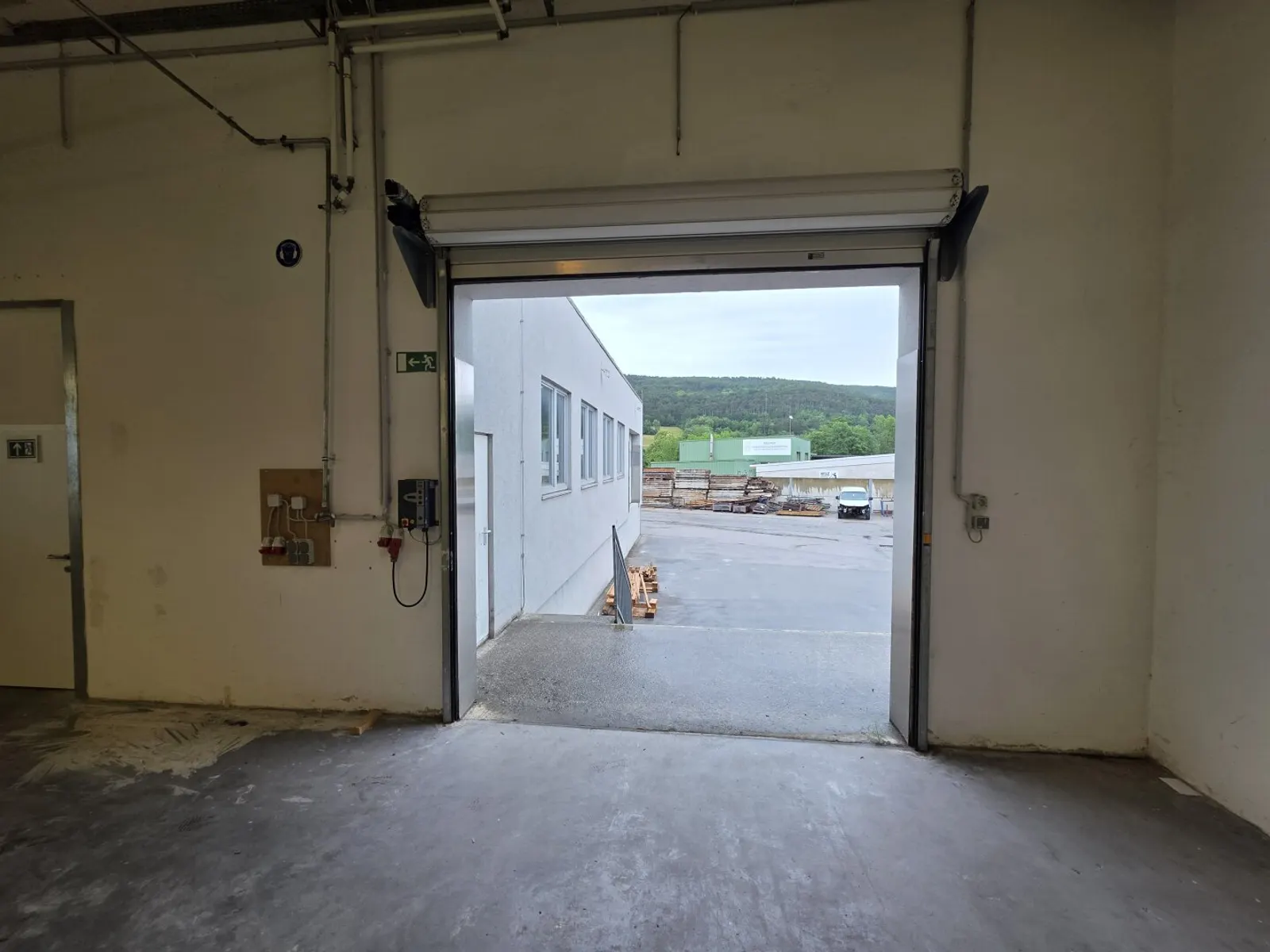 Warehouse/production hall with 6 m hall height, loading ramp and 24/7 access for rent - 6/8